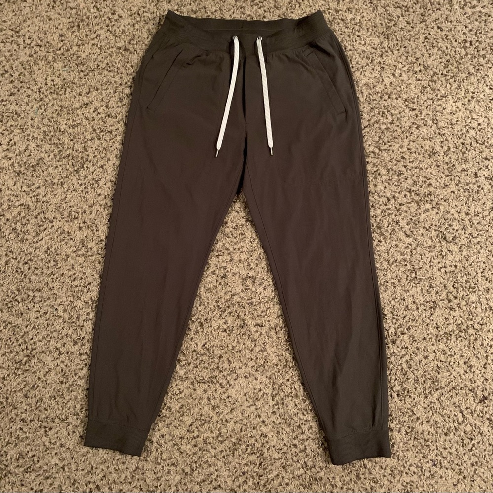 Vuori Men’s Sweatpants Green Size M Medium Meta Joggers Dark Oregano